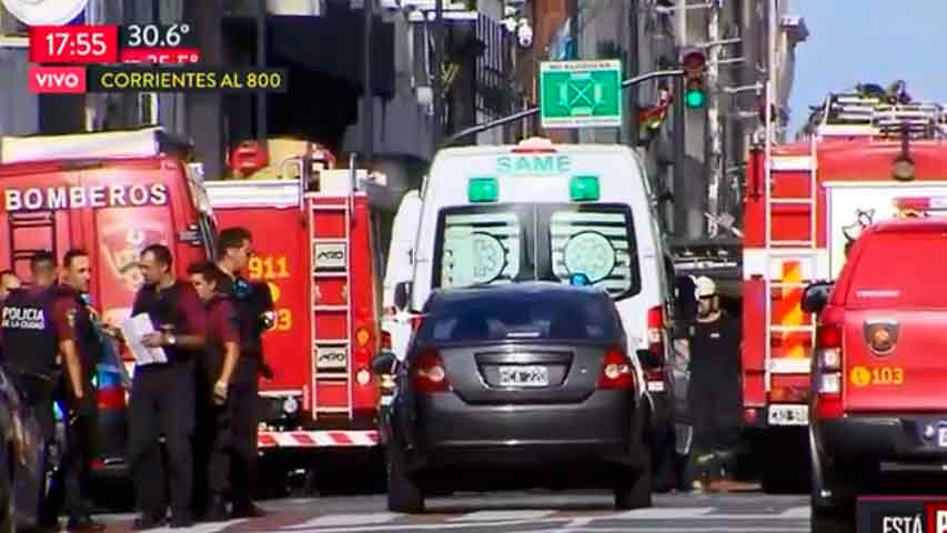 Evacúan por incendio un hotel de 30 pisos en el centro de Buenos Aires
