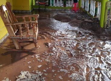 Ocho viviendas inundadas tras romperse tubería de 12 pulgadas en El Coco