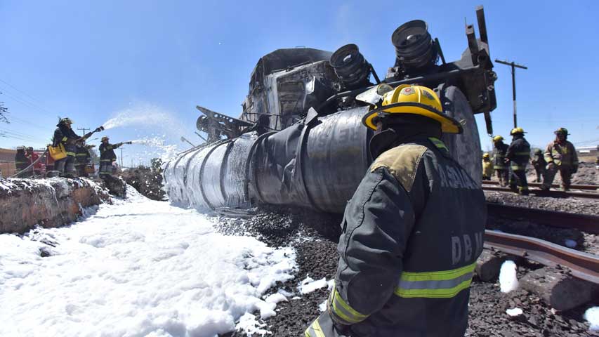 Choque de tren y camión cisterna dejó dos muertos en México