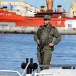 Unas 90 personas asaltan un ferry en Túnez para intentar emigrar a Italia