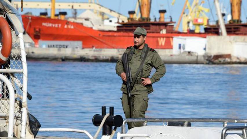 Unas 90 personas asaltan un ferry en Túnez para intentar emigrar a Italia
