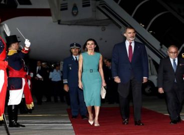 Reyes de España llegaron a Argentina con anécdota que demoró bajada del avión