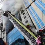 Incendio en un rascacielos de 19 pisos en Dacca