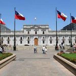 Detienen a hombre que intentó irrumpir con auto en sede del Gobierno de Chile