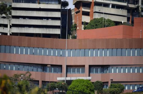 Vacía y sin bandera: Así quedó la embajada de EE.UU. en Caracas