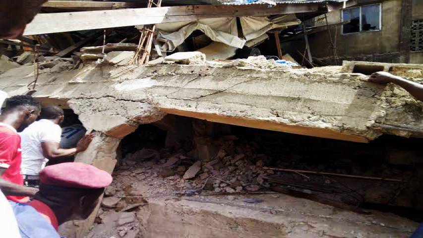 Más de 100 niños atrapados al colapsar edificio con escuela en Nigeria