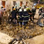 Un muerto y más de cien atrapados tras derrumbe de un edificio en la India