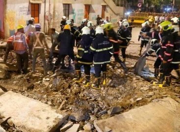 Un muerto y más de cien atrapados tras derrumbe de un edificio en la India