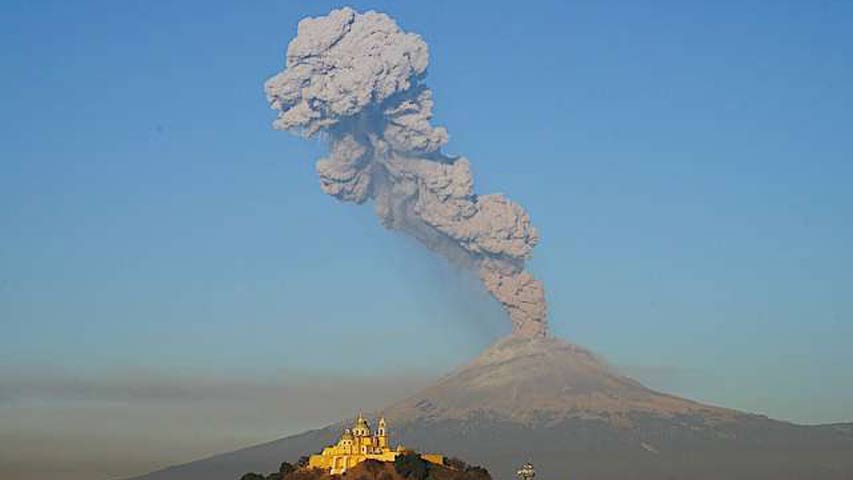 México eleva a fase 3 la alerta por actividad de volcán Popocatépetl