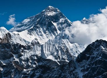Nepal registra un récord de 375 escaladores para subir al Everest