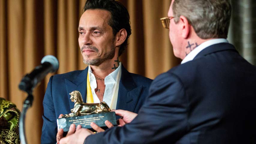 Marc Anthony primer latino en ser reconocido por el antiguo club de Harvard