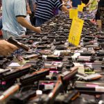 Suizos aceptan en referendo aumentar limitaciones a tenencia de armas