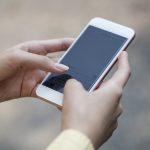 CNN: Nueva York considera penalizar a quienes miren móviles al cruzar la calle