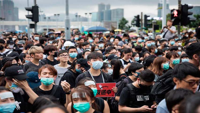 Hongkoneses marchan al Ejecutivo y piden dimisión de Lam