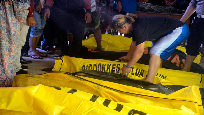 17 Muertos y un desaparecido por el naufragio de transbordador en Indonesia