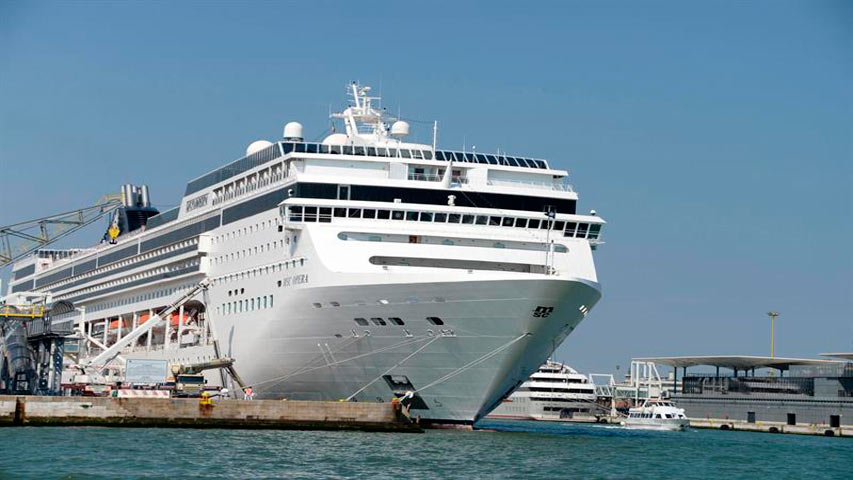 Crucero chocó con un barco turístico en Venecia sin dejar heridos graves