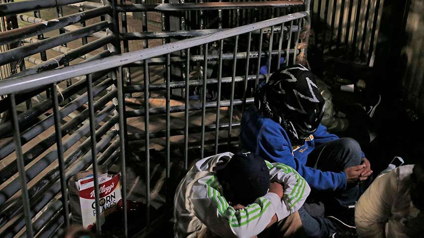 Casi 130 casos de gripe en albergue temporal de inmigrantes en EEUU