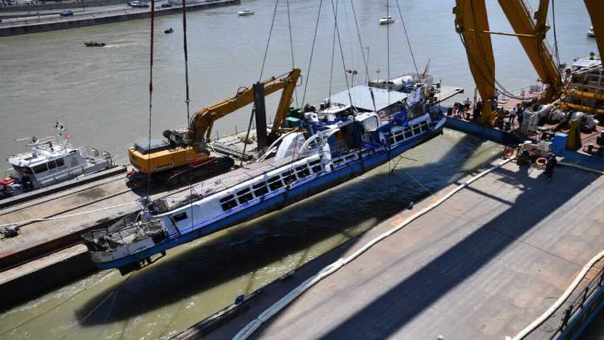 Reflotan barco hundido en Budapest y encuentran 4 cadáveres más