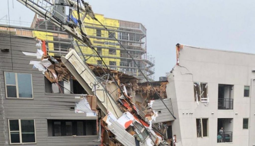 Una grúa colapsó sobre edificio en Dallas: al menos un muerto y seis heridos