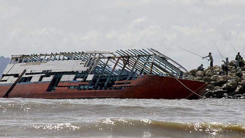 17 personas están desaparecidas tras un naufragio en Indonesia