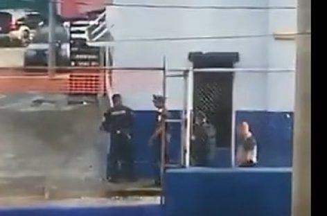 Se entregó el policía que tomó la armería de Colón luego de un proceso de negociación (+Videos)