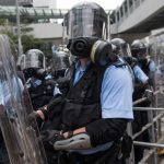 Policía hongkonesa desaloja a manifestantes de la sede del Legislativo