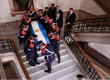 Expresidente argentino de la Rúa fue sepultado en ceremonia privada