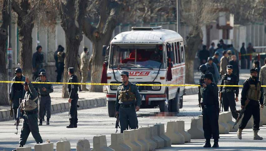 Aumentan a 34 los muertos al explotar una mina al paso de autobús en Afganistán