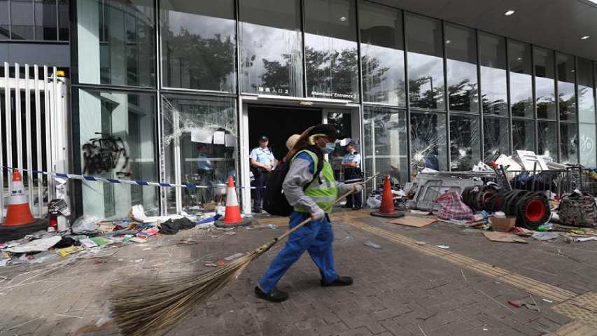 Hong Kong se recupera tras asalto, en tensa espera de nuevas acciones