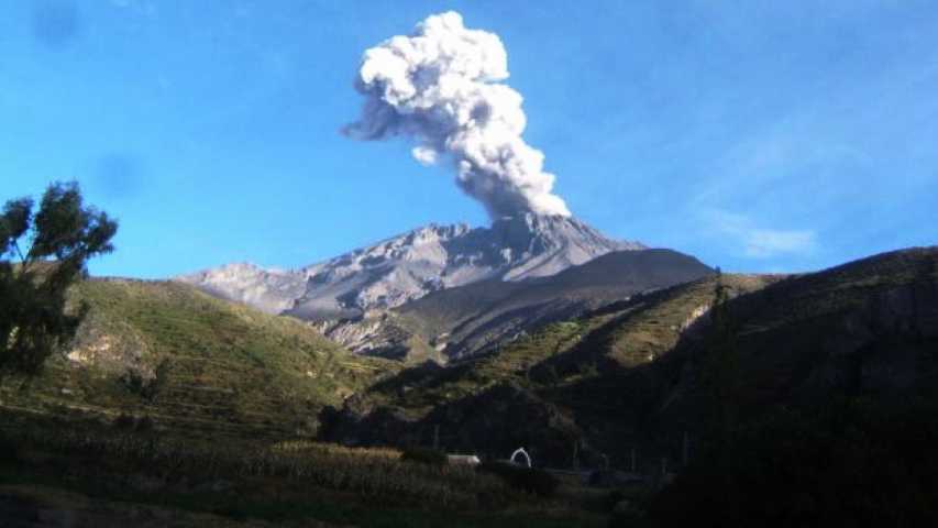 Casi 30 mil afectados en Perú por erupción de volcán Ubinas