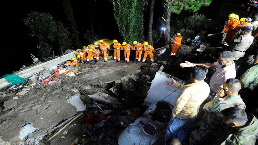 Suben a 12 los muertos y 30 heridos por derrumbe de edificio en India