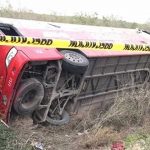 Mueren 7 personas al volcar autobús durante un robo en México