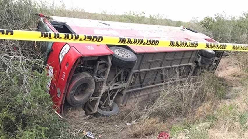 Mueren 7 personas al volcar autobús durante un robo en México