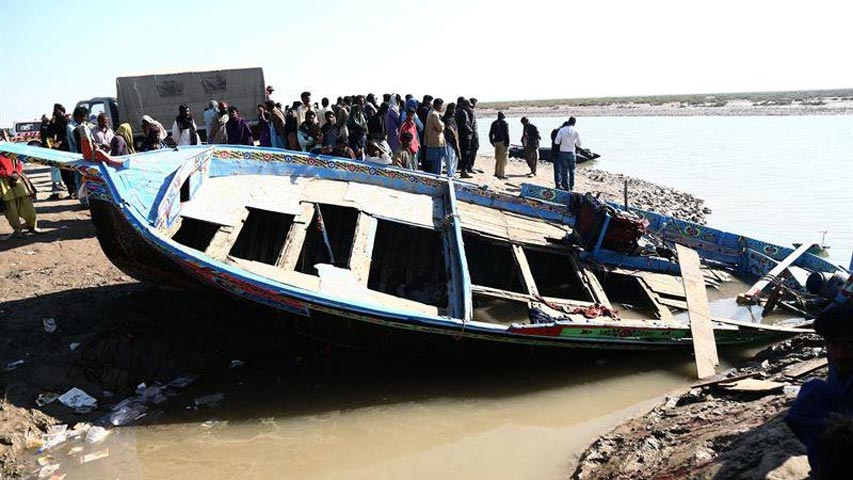 Al menos 3 muertos y 50 desaparecidos tras un naufragio en un río de Pakistán