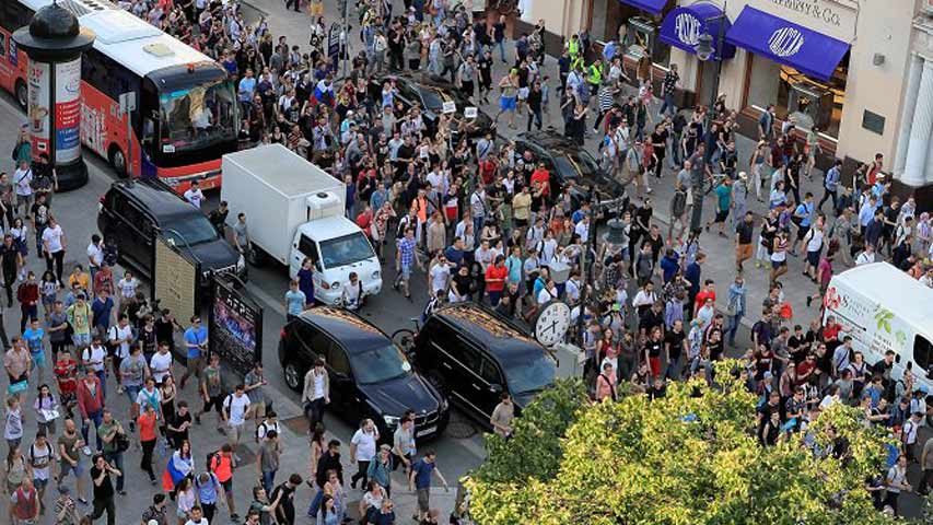 Condenan a 10 días de arresto a organizador de protestas en Moscú