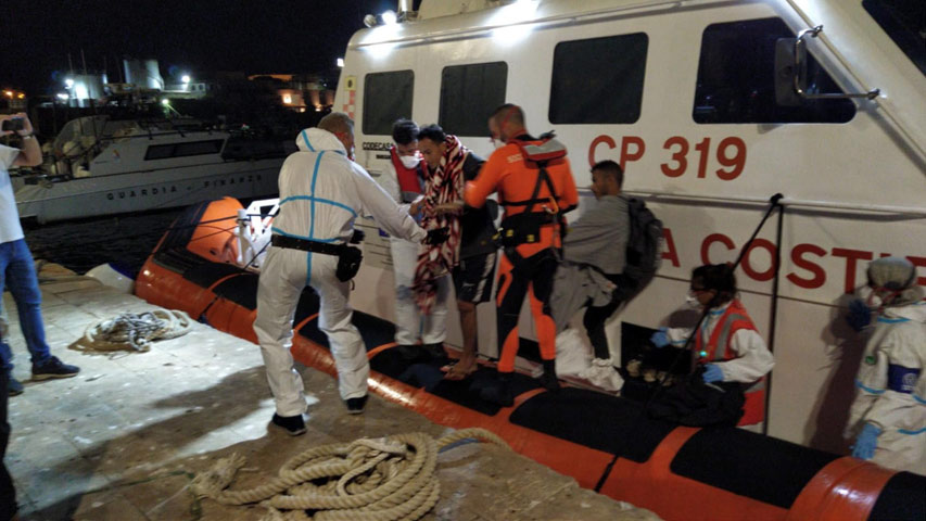 Open Arms dice que hay mucha agitación a bordo y pide desembarcar