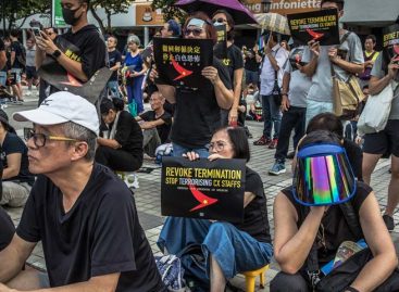 Hongkoneses marchan contra aerolínea por despedir empleada que apoyó protestas