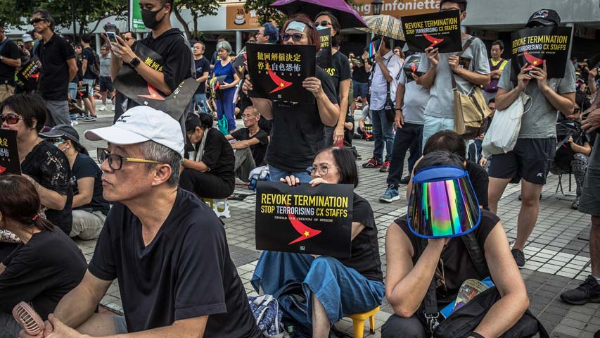 Hongkoneses marchan contra aerolínea por despedir empleada que apoyó protestas