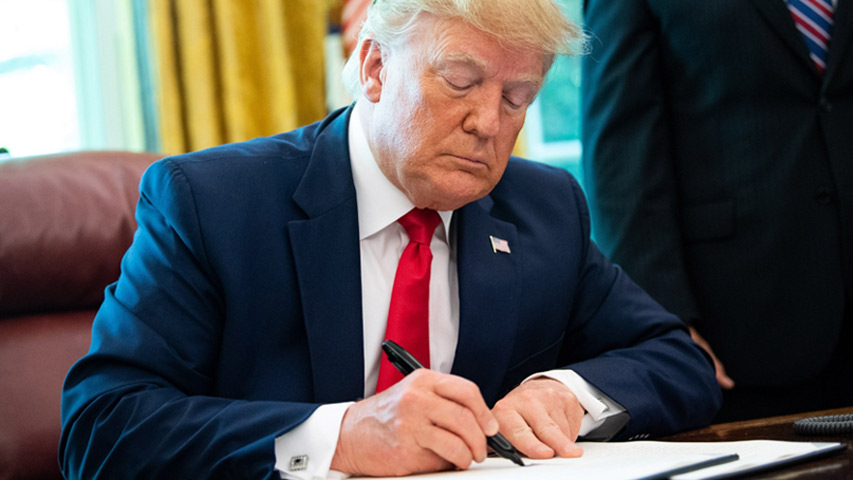 Trump impone bloqueo total a bienes del gobierno venezolano en Estados Unidos