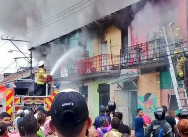 Un bombero murió en combate de incendio en El Chorrillo (+Video)