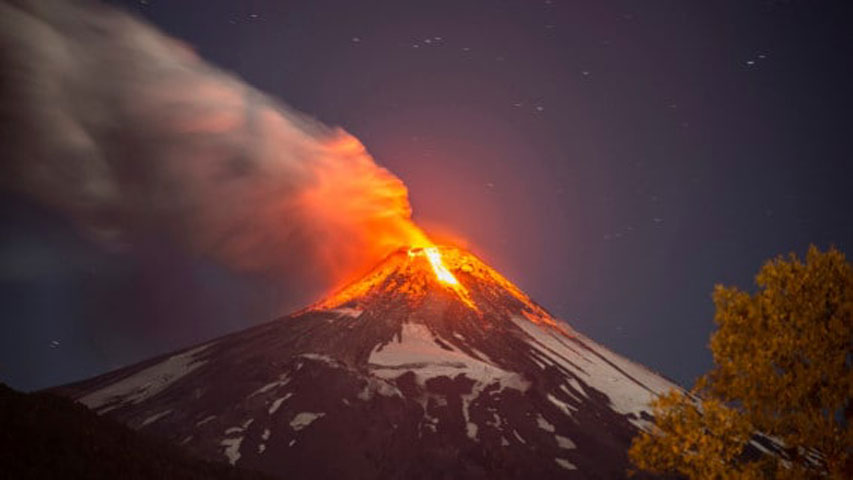 Emiten alerta naranja por volcán Villarrica en Chile