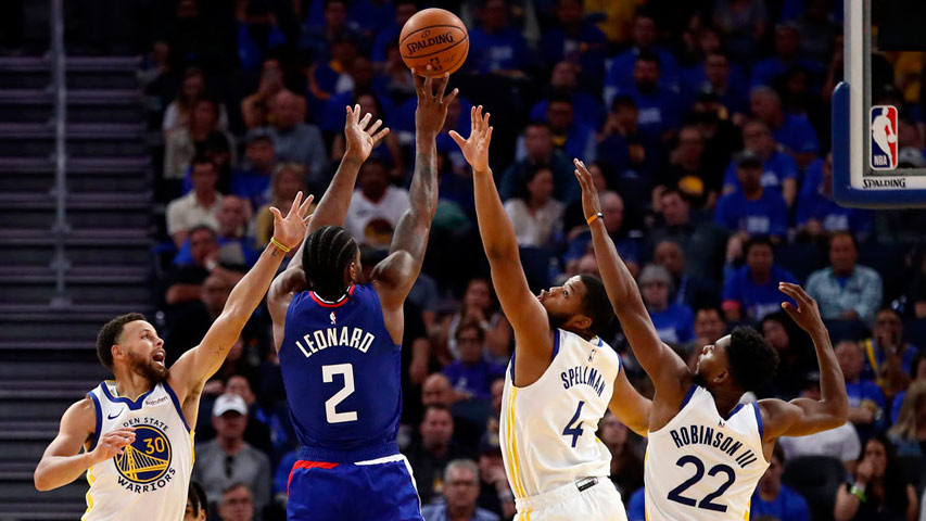 Kawhi Leonard volvió a ser el «verdugo» de los Warriors