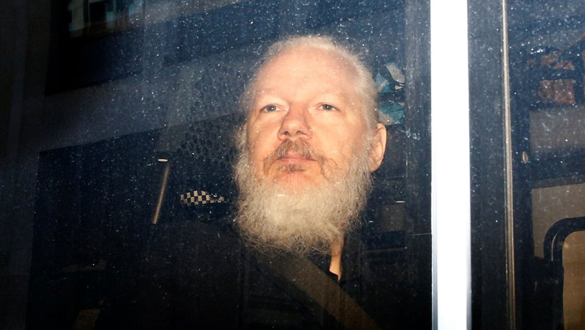 Assange comparece ante la Justicia británica con dificultades para hablar