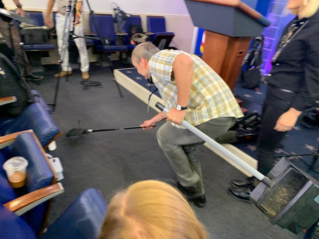 Un ratón causa caos en la Casa Blanca al caer sobre un periodista