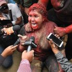 Turba incendió ayuntamiento y vejó a su alcaldesa en Bolivia