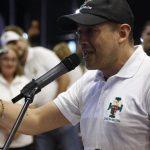 Líder opositor de Bolivia abandonó aeropuerto en avioneta militar