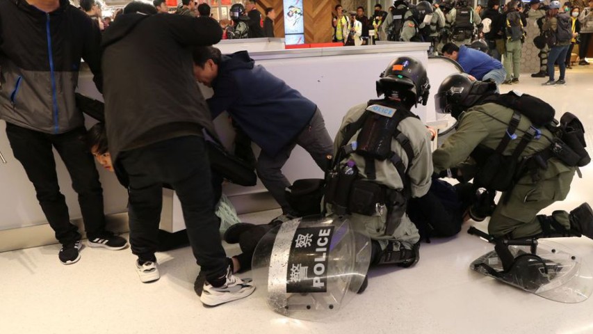 Nuevos arrestos en Hong Kong durante protesta en centro comercial