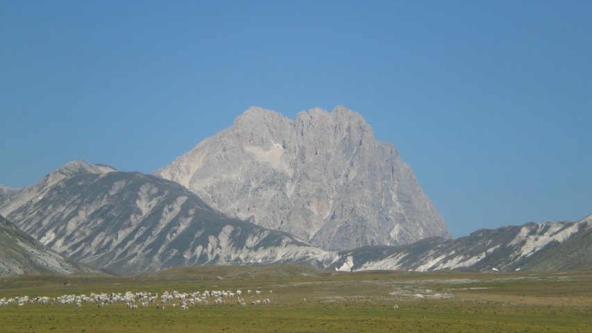 Mueren tres excursionistas en el pico del Gran Sasso en el centro de Italia