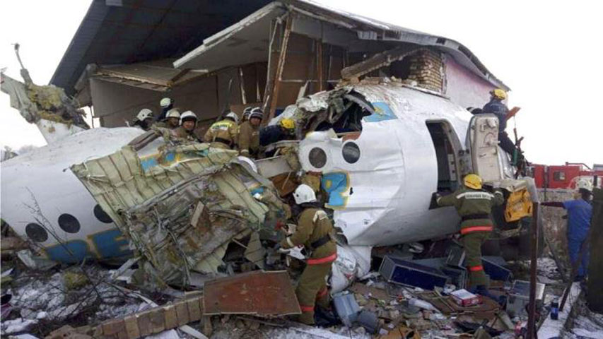 Al menos 15 muertos al estrellarse avión de pasajeros en Kazajistán