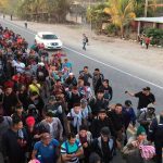 Pequeña caravana de hondureños sale hacia EEUU